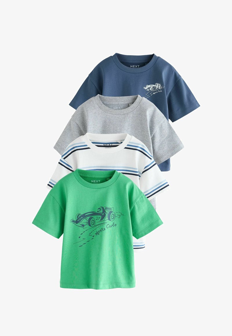 Négy összehajtott gyerekpóló: zöld versenyautónyomattal, fehér kék csíkokkal, egyszerű szürke és sötétkék versenyautónyomattal.