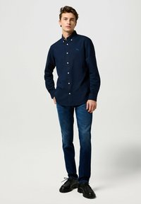 Wrangler TEXAS  - Vaqueros rectos - fog