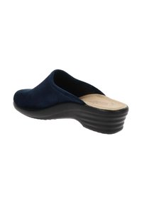 Zoccolo blu navy senza lacci con tomaia testurizzata, punta arrotondata e suola nera bassa e ondulata. Plantare naturale visibile.