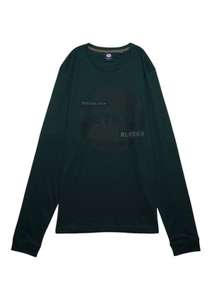 Donkergroene t-shirt met lange mouwen van zachte stof. Heeft een ronde afbeelding met "PETROL ALASKA" en "WRECKING CREW" in zwart en grijs.