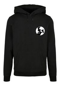 Svart huva gjord av mjukt tyg, med en framficka och en cirkulär vit grafik med en svart silhuett-design.