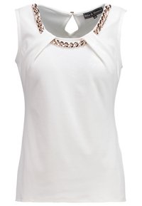 Bílé tílko bez rukávů s texturovanou tkaninou, s výstřihem na zádech ve tvaru klíčové dírky a zlatým řetízkovým zdobením podél výstřihu.