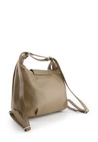 Beige leren handtas met een textuur oppervlak, een bovenhandvat en verstelbare schouderbanden. Het heeft een klepafsluiting en metalen accenten.