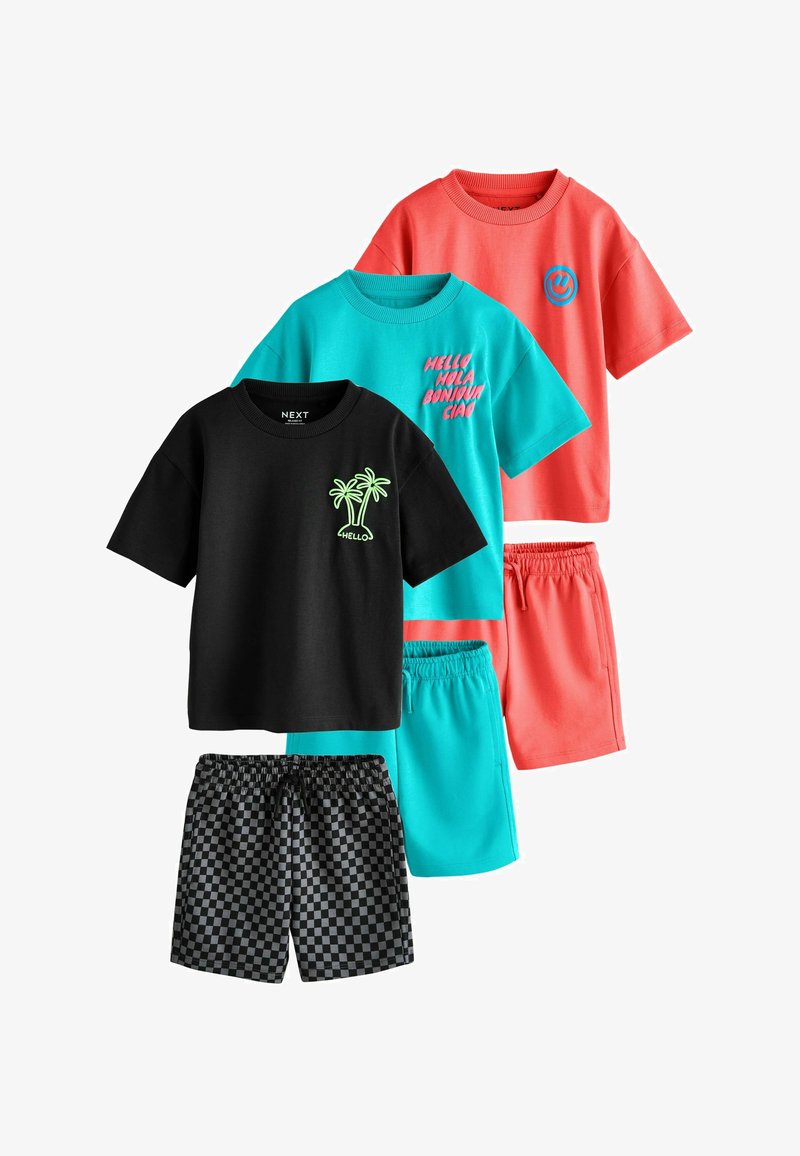 Ensembles pour enfants composés d'un t-shirt à manches courtes et d'un short en corail, turquoise et noir, avec imprimés de palmiers et de textes.