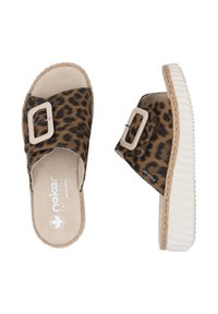 Lodjurstrykt slide-sandaler med breda remmar, beige spänne, strukturerade sulor och en jute-liknande detalj runt plattformen.
