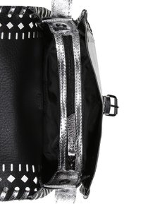 Wnętrze czarnej i srebrnej torebki z kieszenią na zamek, zatrzaskiem i dekoracyjnym przeszyciem wzdłuż krawędzi.