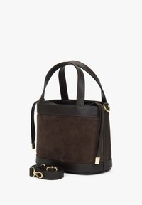 Brązowa torebka z zamszu i skóry, z dwoma krótkimi uchwytami, odpinanym paskiem na ramię oraz złotymi akcentami.