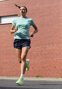 HOKA CLIFTON 9 - Sneakers basse - lettuce/solar flare