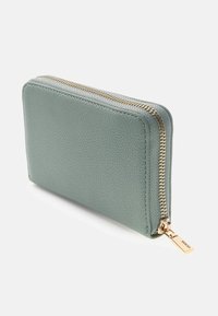 Grüne Lederbrieftasche mit strukturierter Oberfläche, Reißverschlussbeschlägen in Goldoptik und schlanker rechteckiger Form. Verfügt über einen Reißverschlussanhänger mit Markenlogo.