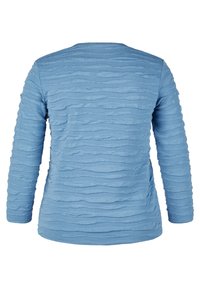 Hellblaues Langarmshirt mit einem strukturierten, gewellten Stoffdesign, rundem Ausschnitt und eng anliegenden Ärmeln.