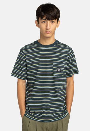 Striped t-shirt with a crew neck, in dark green, featuring thin white and yellow stripes and a chest pocket with logo detail.