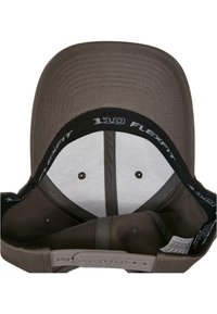 Pruun kork ümmarguse krooniga ja lapiku äärega. Siseosa sisaldab halli voodrit, kuut ventilatsiooniava ja Flexfit riba.