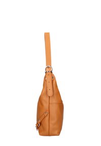 Borsa a spalla in pelle arancione con superficie texture, tracolla regolabile e hardware in argento. Presenta un accento con cinturino laterale e una forma unica.