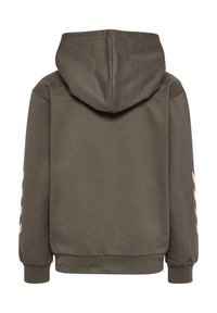 Huvtröja i olivgrön färg, tillverkad av mjuk bomullsblandning. Har vita chevronmönster på ärmarna och en känguruficka framtill.