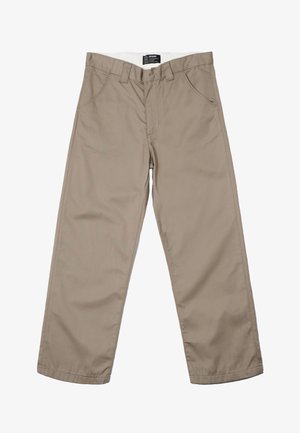 Beige chinos dengan potongan kaki lurus, ritsleting, dan dua saku depan. Terbuat dari bahan katun; tekstur polos tanpa pola yang terlihat.