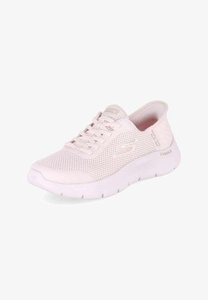 Lichtroze Skechers GoWalk mesh sneaker met witte zool, veters en merkembleem aan de zijkant en op de tong, schuine aanzicht.