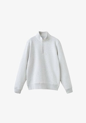 Sweat-shirt gris clair à col montant avec fermeture éclair, fabriqué en tissu doux. Doté de poignets et d'un ourlet côtelés. Texture minimale.
