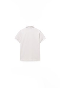 Πολο με κοντά μανίκια σε ανοιχτό μπεζ χρώμα με κλασικό γιακά. Μαλακό βαμβακερό ύφασμα, λείος υφής και χωρίς εμφανή σχέδια. Εμφανίζεται η πίσω όψη.