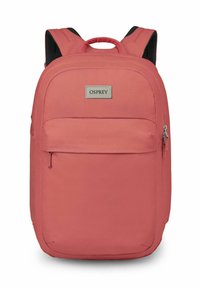 Sac à dos Osprey en corail rose. Comprend un extérieur en tissu lisse, des bretelles rembourrées doubles, une poche frontale zippée et un accent logo.