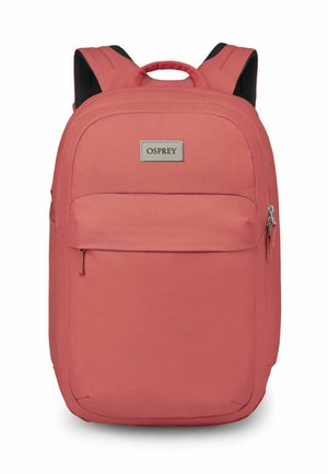 Sac à dos Osprey en corail rose. Comprend un extérieur en tissu lisse, des bretelles rembourrées doubles, une poche frontale zippée et un accent logo.