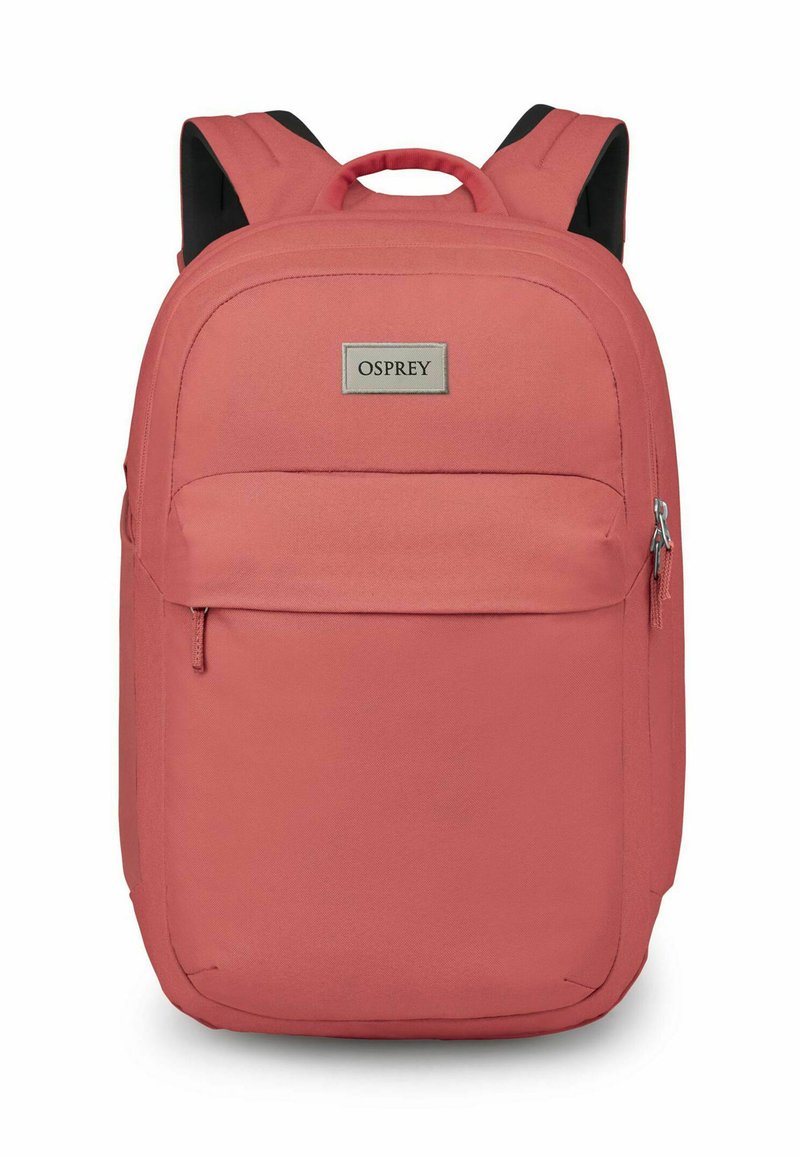 Sac à dos Osprey en corail rose. Comprend un extérieur en tissu lisse, des bretelles rembourrées doubles, une poche frontale zippée et un accent logo.