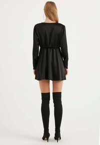 Herita V-neck Satin Dress - Freizeitkleid - black