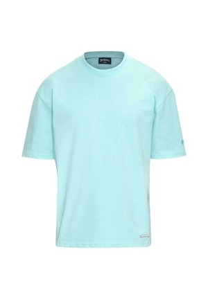 T-shirt di cotone azzurro chiaro con maniche corte, collo rotondo e un discreto logo sull'angolo in basso a sinistra. Texture liscia, design casual.