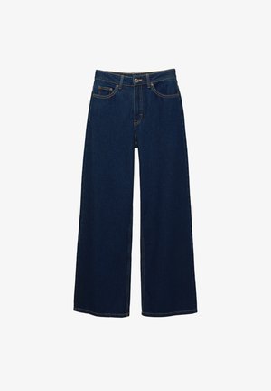Jeans a gamba larga di colore blu scuro realizzati in denim; presentano tasche anteriori e chiusura con bottone; cuciture evidenti lungo le cuciture; nessun motivo o decorazione.