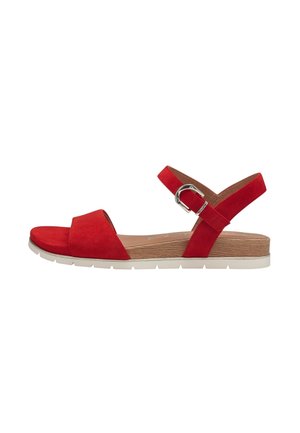 Sandalo rosso in suede con una larga fascia anteriore e una fascia alla caviglia regolabile, dotato di una soletta in legno e una suola in gomma bianca.