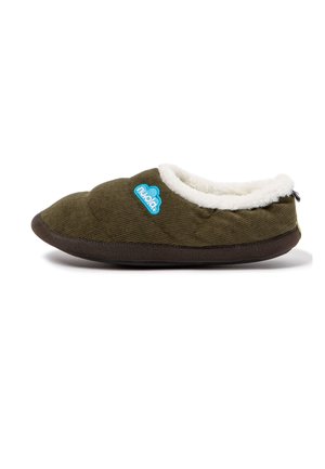 Zapatilla de estar por casa verde oliva de una sola pieza con forro interior de forro polar blanco, suela oscura y parche con logo de nube azul en el lateral sobre fondo blanco.