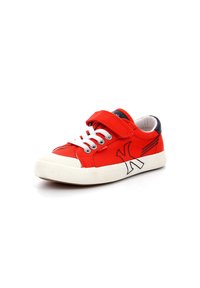 Zapatilla de lona roja con suela de goma blanca, que cuenta con una correa de velcro y cordones. Detalles en negro en el talón y el logotipo lateral.