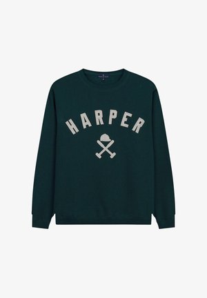 Sudadera de color verde oscuro con "HARPER" en texto blanco arqueado, con gráficos de bate de béisbol cruzados y una gorra debajo. Cuello redondo estándar.