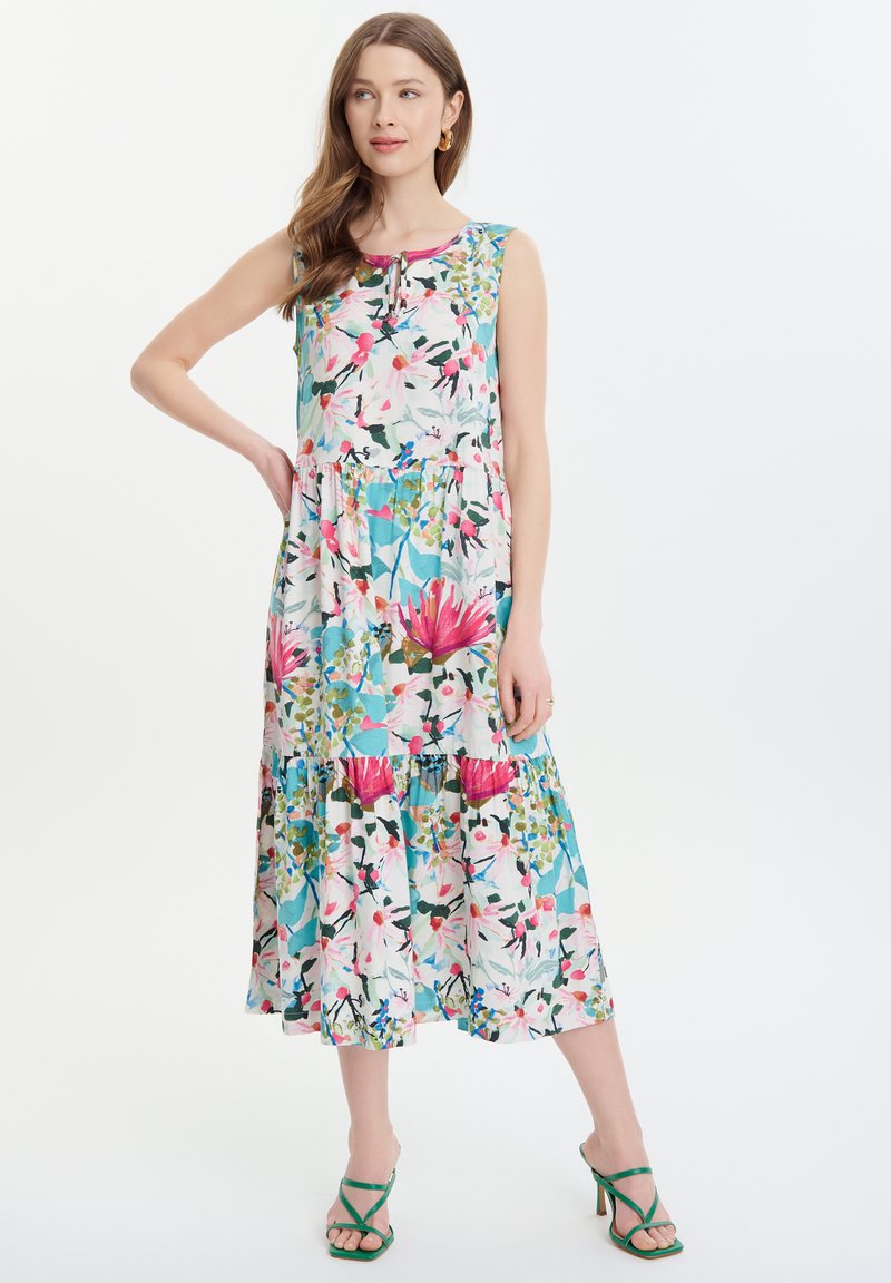 Blumenkleid mit rundem Ausschnitt, ärmellosem Design, gestuftem Rock, lebendigen Farben einschließlich Pink und Blau, leichtem Stoff.