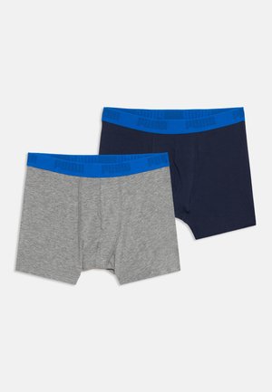 Δύο ζευγάρια ανδρικά boxer briefs, ένα γκρι και ένα ναυτικό μπλε, κάθε ένα με μπλε ζώνη μέσης με διακριτικό μοτίβο λογότυπου Puma.