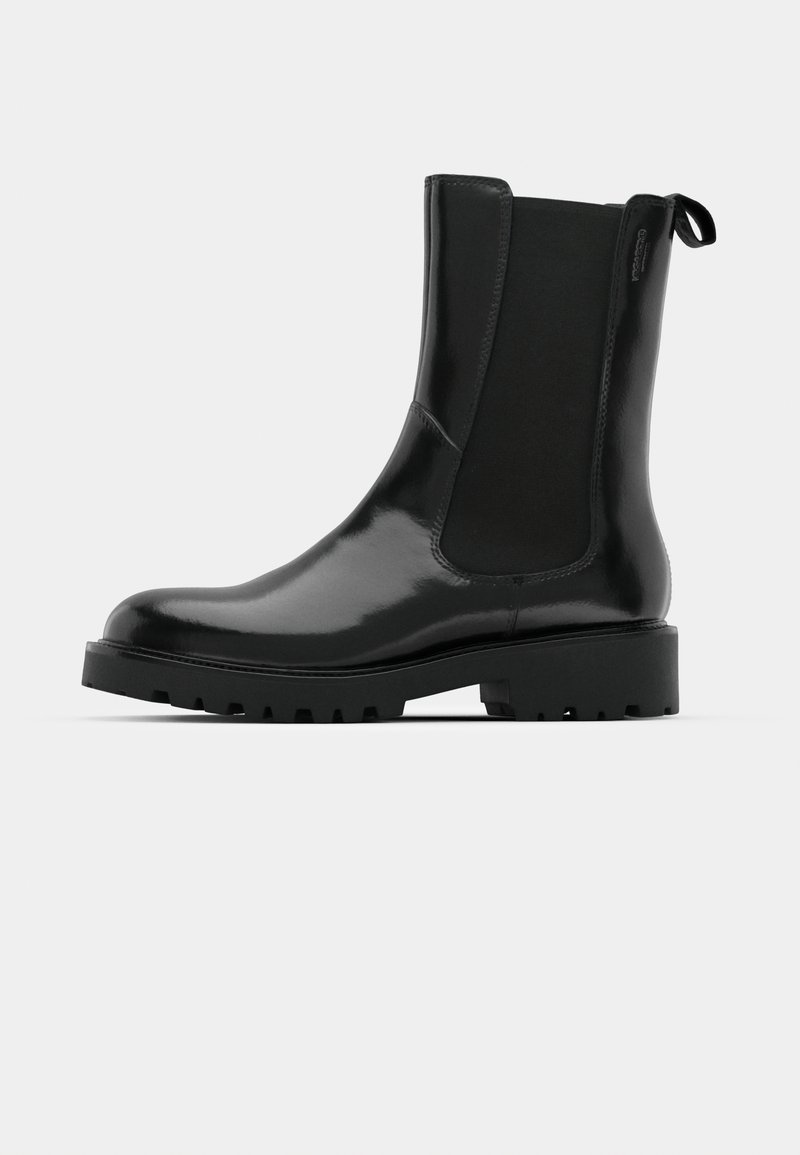 Fekete bokacsizma fényes felülettel, rugalmas oldalsó panelekkel, lekerekített orral és masszív, texturált talppal a jobb tapadás érdekében.