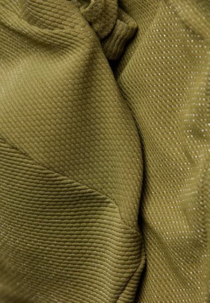 Geweven olijfgroene stof met een subtiel, verhoogd patroon en metallic flekken, dat een gladde en gestructureerde uitstraling heeft.