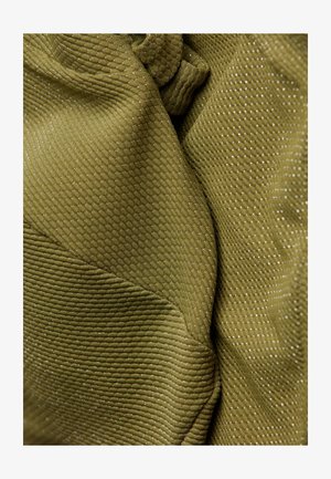 Tissu vert olive texturé présentant un motif subtil en relief avec des particules métalliques, mettant en avant un aspect lisse et structuré.