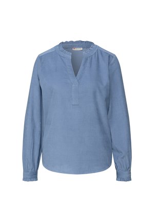 Blusa azul claro de manga larga hecha de tela texturizada. Presenta un escote con volantes y puños, con una abertura en forma de V y un corte relajado.