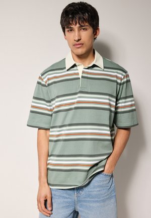 Zielona koszulka polo w paski z kremowym kołnierzykiem; posiada poziome paski w kolorze białym, pomarańczowym i ciemnoszarym; krótki rękaw.