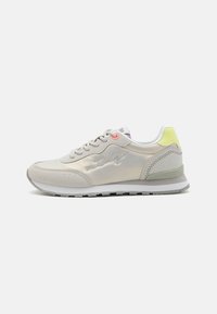 Baskets gris clair avec un dessus en cuir lisse et en suède, détails de couture subtils, lacets et accents néon sur le talon.