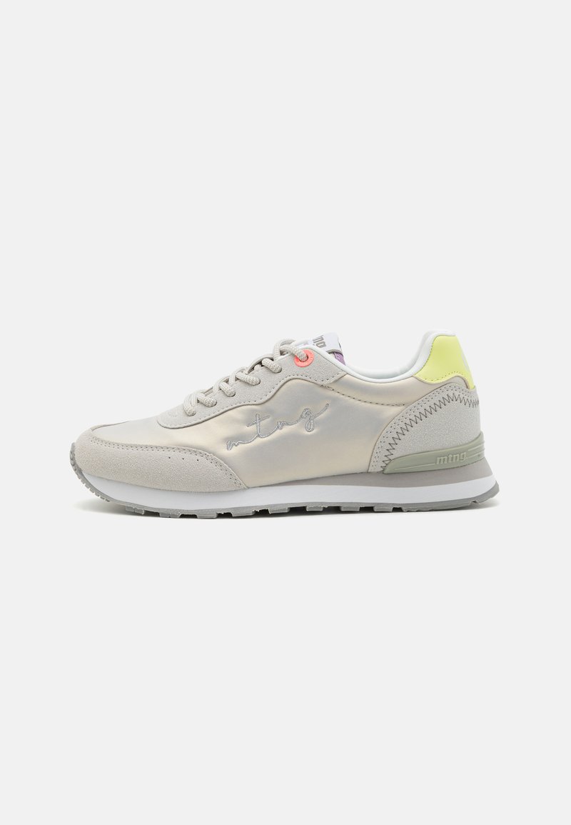 Baskets gris clair avec un dessus en cuir lisse et en suède, détails de couture subtils, lacets et accents néon sur le talon.