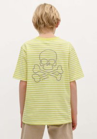Groen-witte gestreepte t-shirt met korte mouwen, met een doodskop en gekruiste botten op de achterkant en een relaxte pasvorm.