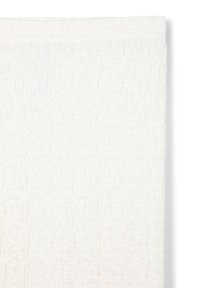 Tissu blanc texturé avec un motif froissé, présentant des variations de tonalité subtiles et une finition lisse sur les bords. Convient pour le rembourrage ou les rideaux.