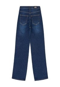 Jeans in denim blu scuro con un design a gamba dritta, caratterizzati da due tasche posteriori e un'etichetta in vita. Finitura pulita con minimo effetto usurato.