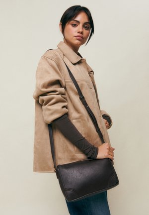 MISAKO Torba čez telo - brown