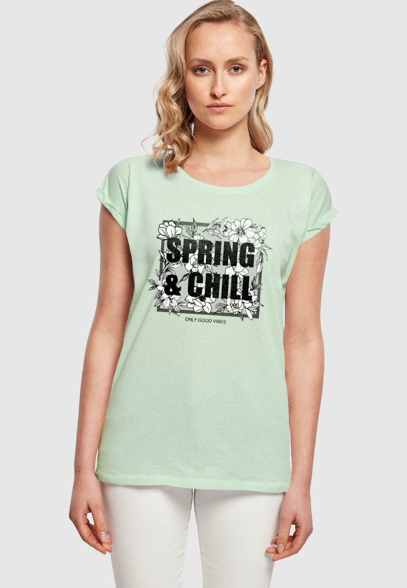 Merchcode SPRING AND CHILL EXTENDED SHOULDER - Marškinėliai su spaudiniu - neo mint