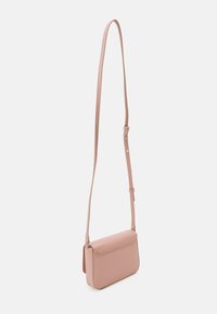 Borsa a tracolla in ecopelle rosa con design slim, chiusura piatta, tracolla regolabile e texture liscia. Stile compatto e minimalista.