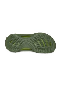 Oliwkowe klapki Crocs z podeszwą z teksturowanymi rowkami i wyciętymi otworami wentylacyjnymi, z widocznymi oznaczeniami marki i rozmiaru.