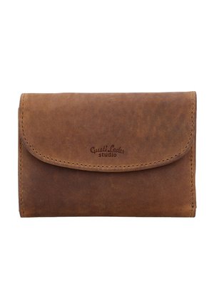 Braune Lederbrieftasche mit einer abgerundeten Klappe und sichtbaren Nähten, auf der Vorderseite mittig mit "Gusti Leder studio" geprägt.