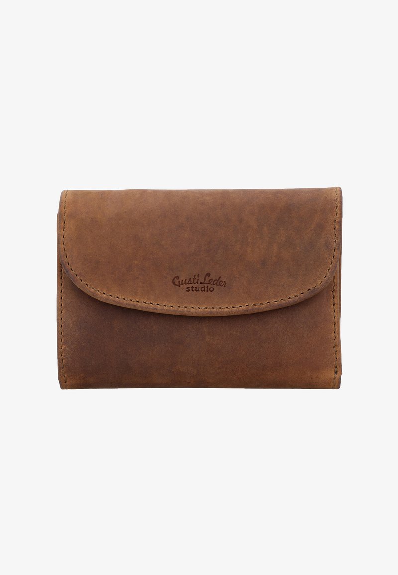Hnedá kožená peňaženka s ohnutou klapkou a viditeľným prešívaním, na prednej strednej časti reliéfne označená "Gusti Leder studio".